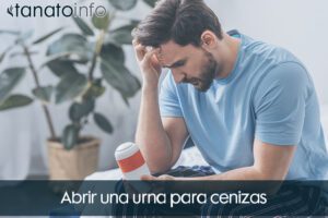 Abrir una urna para cenizas