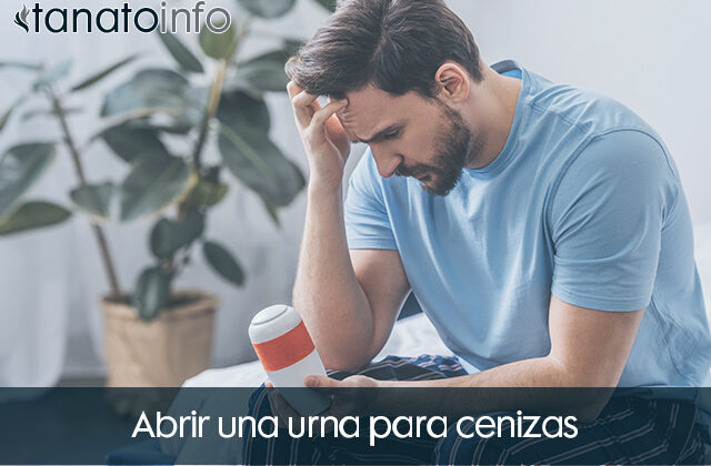 Abrir una urna para cenizas